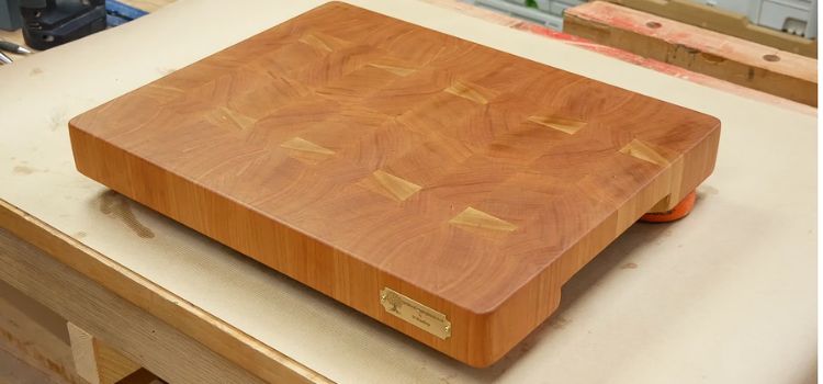Overview of the maple cutting board