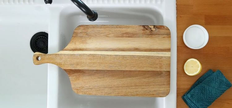 How to remove onion smell from cutting board